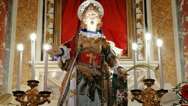Sant’Efisio, vestizione speciale per la sagra del riscatto: una mascherina nella mano del martire