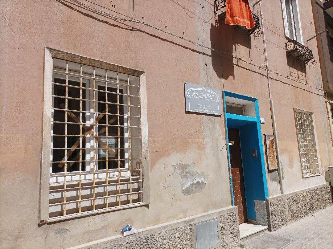 Pregiudicati e “giri strani”, dopo gli sos dei residenti scattano i sigilli al Boutique Hotel di Cagliari