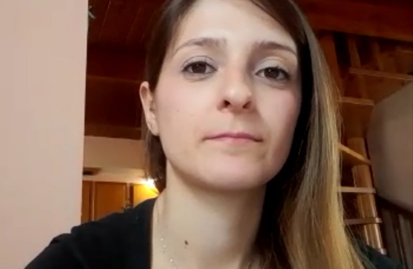 Pirri, “colpita da una Mercedes che ha bruciato lo stop: aiutatemi a trovare la donna al volante”