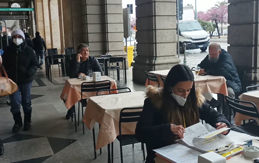 A Cagliari sorrisi e speranze, prime colazioni e drink senza green pass ai tavoli: “Bentornata normalità”