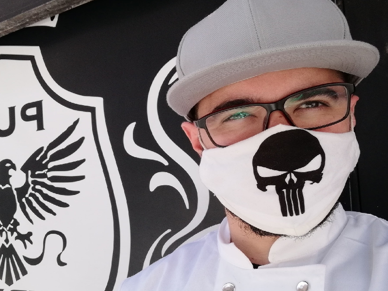 Cagliari, la denuncia choc: “Pistola alla nuca, rapinato da uno straniero in via Mameli”