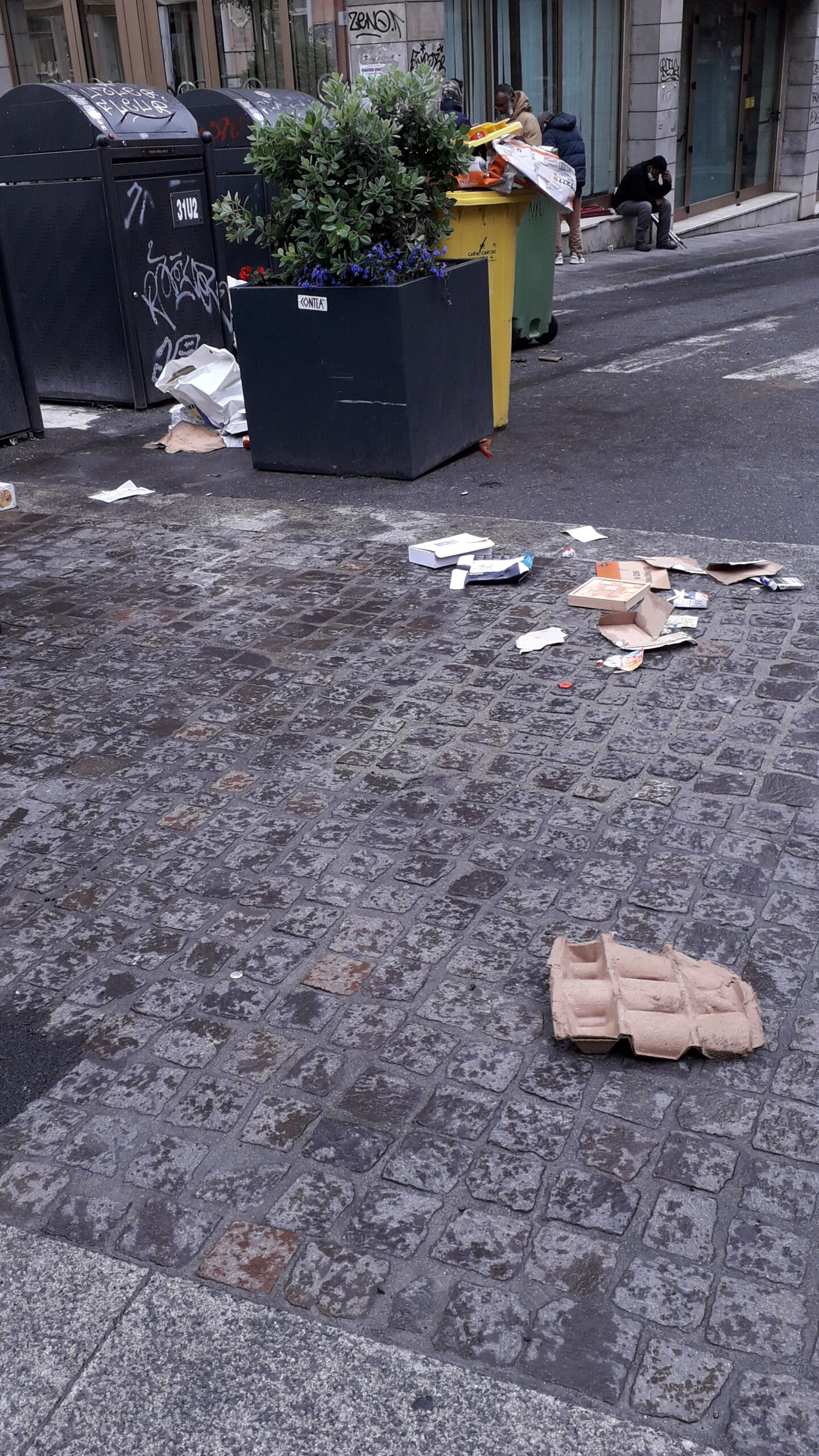 “Ecco cosa rimane dopo lo svuotamento dei mastelli tra il Corso e via Sassari: e il Comune che fa?”