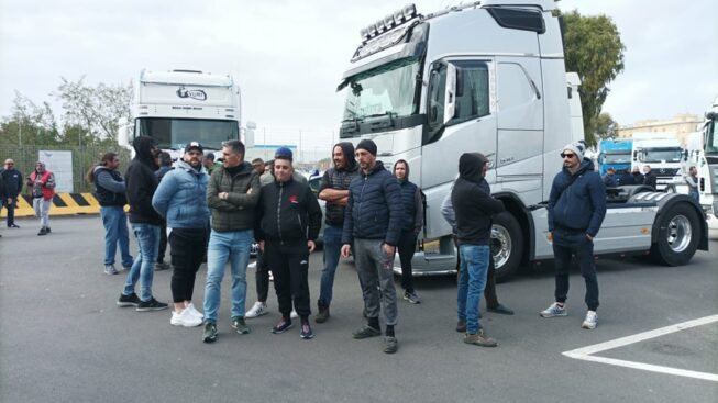 Gli autotrasportatori sardi pronti a nuove proteste: “Bloccheremo tutti i camion”