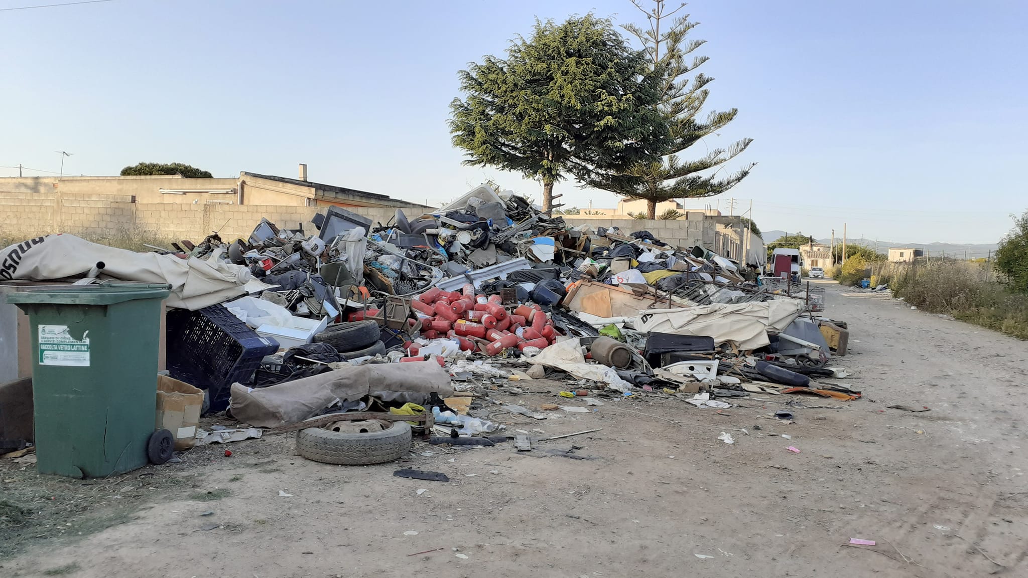 A Quartu la mega discarica della paura a Sa Serrixedda: “Rifiuti ed estintori proprio dietro la De Vizia”