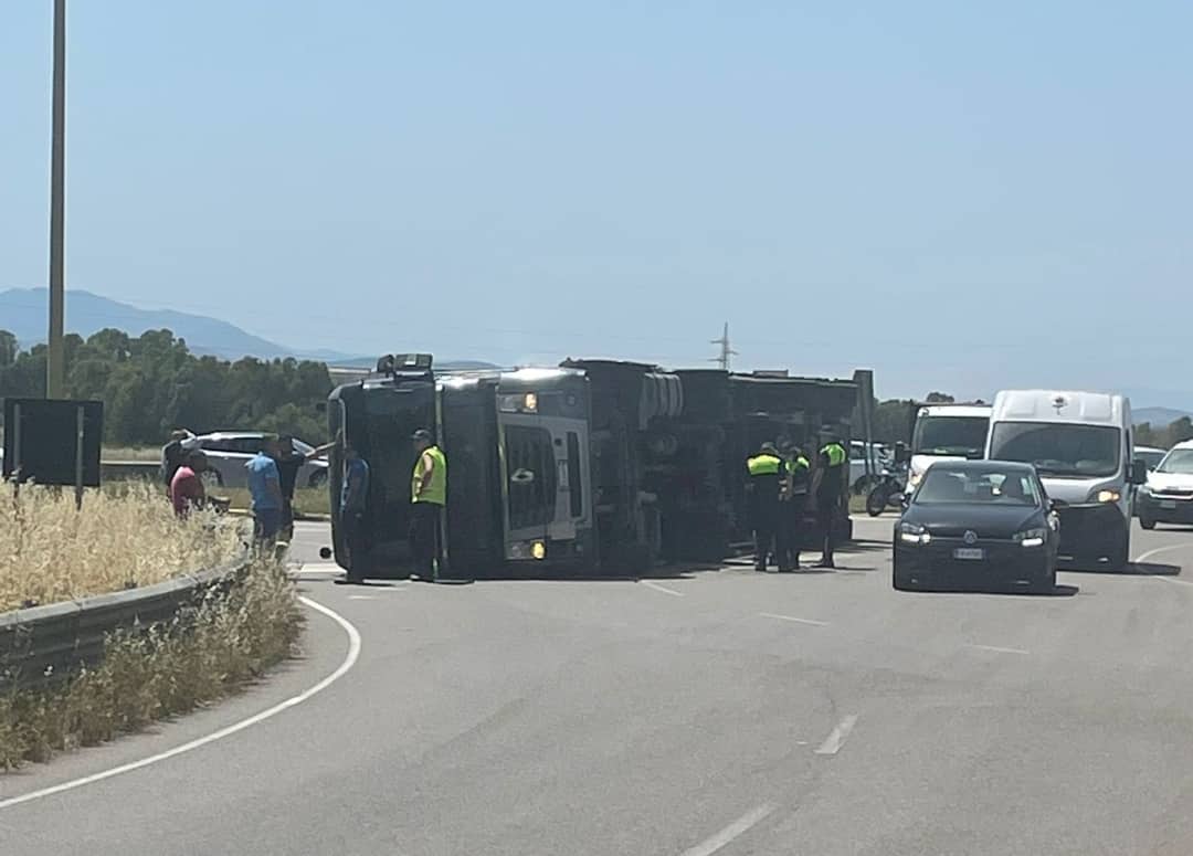 Elmas, paura alla rotonda davanti all’aeroporto: un tir sbanda e si ribalta