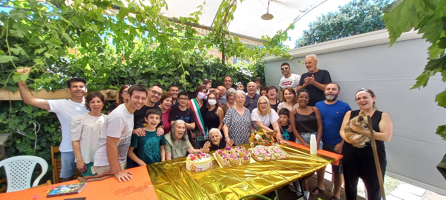 Muravera in festa per Maria Murgia, 105 anni di grinta e sorrisi nel paese delle arance