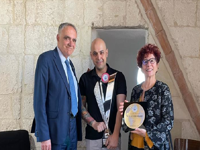 Quartu, è campione del mondo della pizza tonda: Christian Tolu riceve i complimenti di Milia