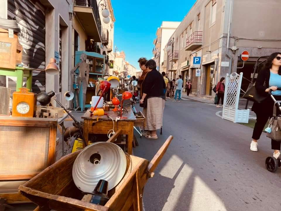 Quartu, successo per il mercatino dell’antiquariato nella via Porcu pedonale: “E ora puntiamo anche sul cibo”