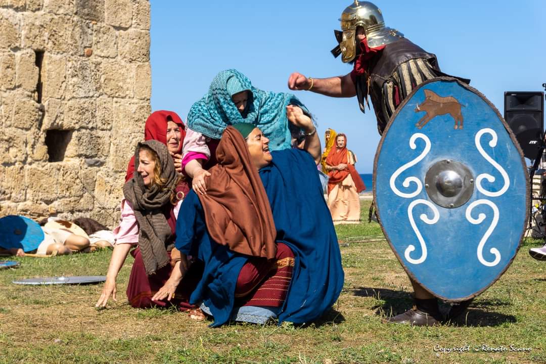 Cittadini e turisti incantati a Nora dal Martirio di Sant’Elisio rappresentato dai Memoriae Milites