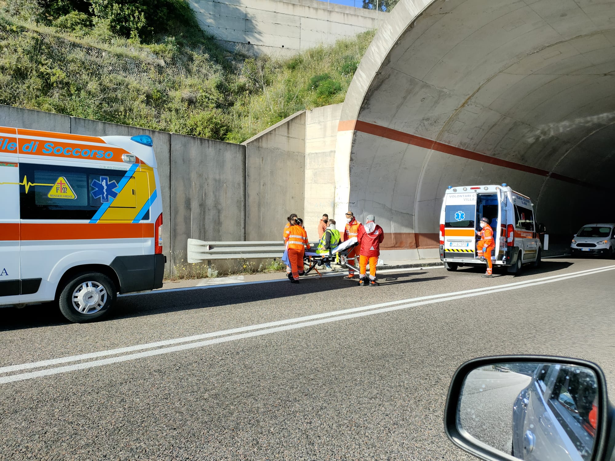 Incidente a catena nella galleria della 125, quattro cagliaritani feriti portati al Brotzu