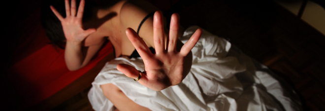 Chiedeva massaggi hot alla figliastra minorenne per pochi euro, condannato un 52enne di Cagliari