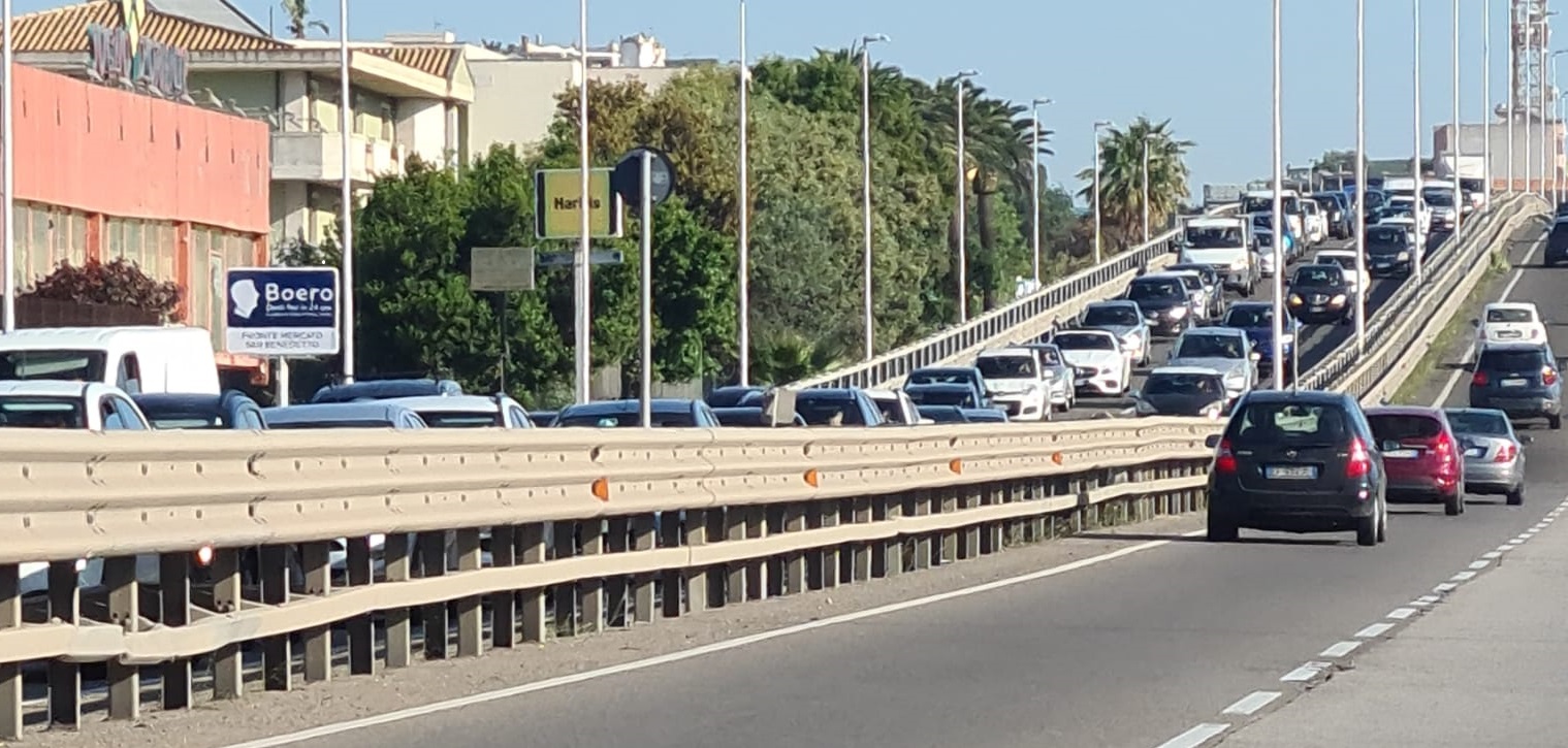 Cagliari, lavori sulla rampa di via dei Valenzani: traffico in tilt sull’asse mediano