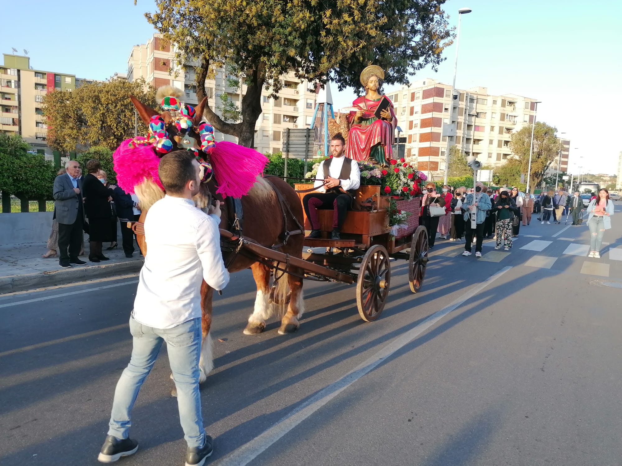 Quartu, la commovente processione di San Giovanni Evangelista: fiori e fede illuminano Pitz’e Serra