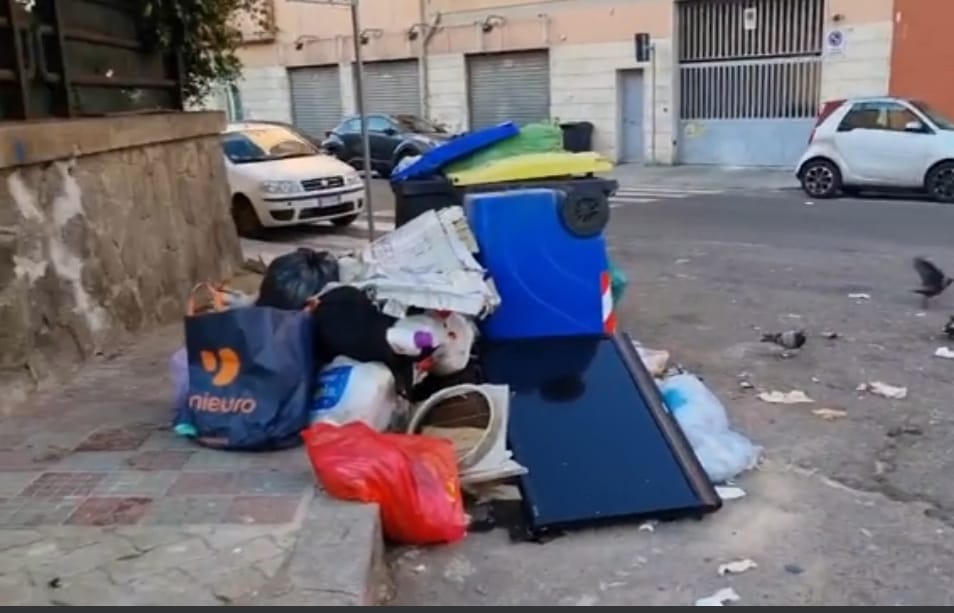 Cagliari, caos spazzatura a San Michele: tanta puzza e sacchetti selvaggi sui marciapiedi