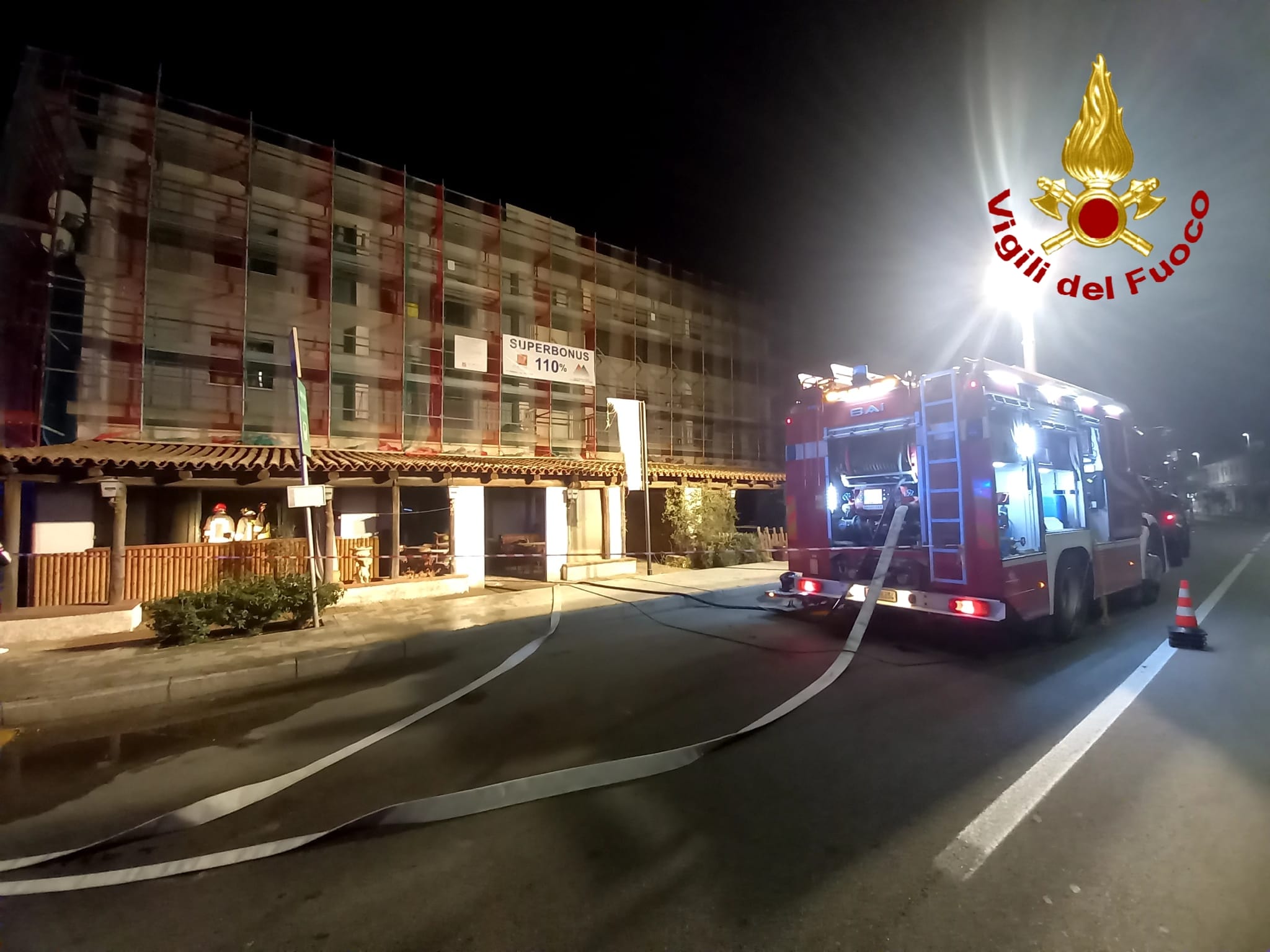 Bar incendiato in Sardegna, una donna e un neonato restano intossicati dal fumo