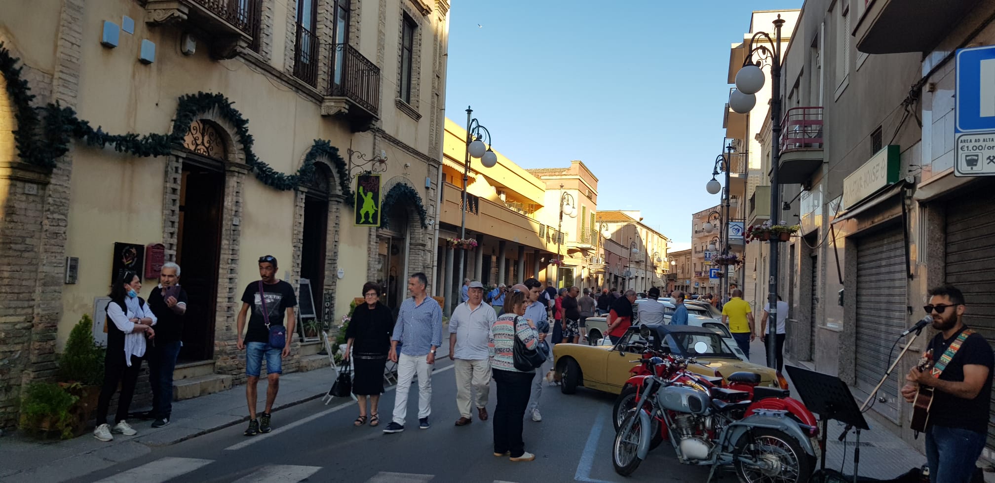 A Quartu tutti stregati dalle auto e moto d’epoca: “Via Porcu pedonale finalmente inizia a piacere ai cittadini”