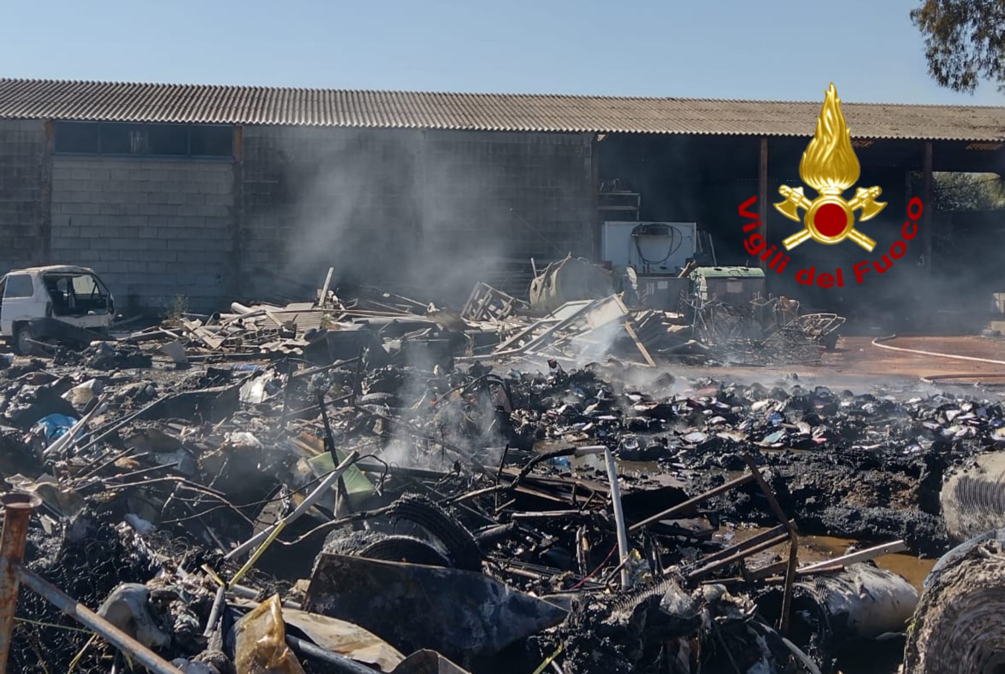 Quartu, vasto incendio a Flumini: il fuoco divora anche un camion e sfiora delle bombole