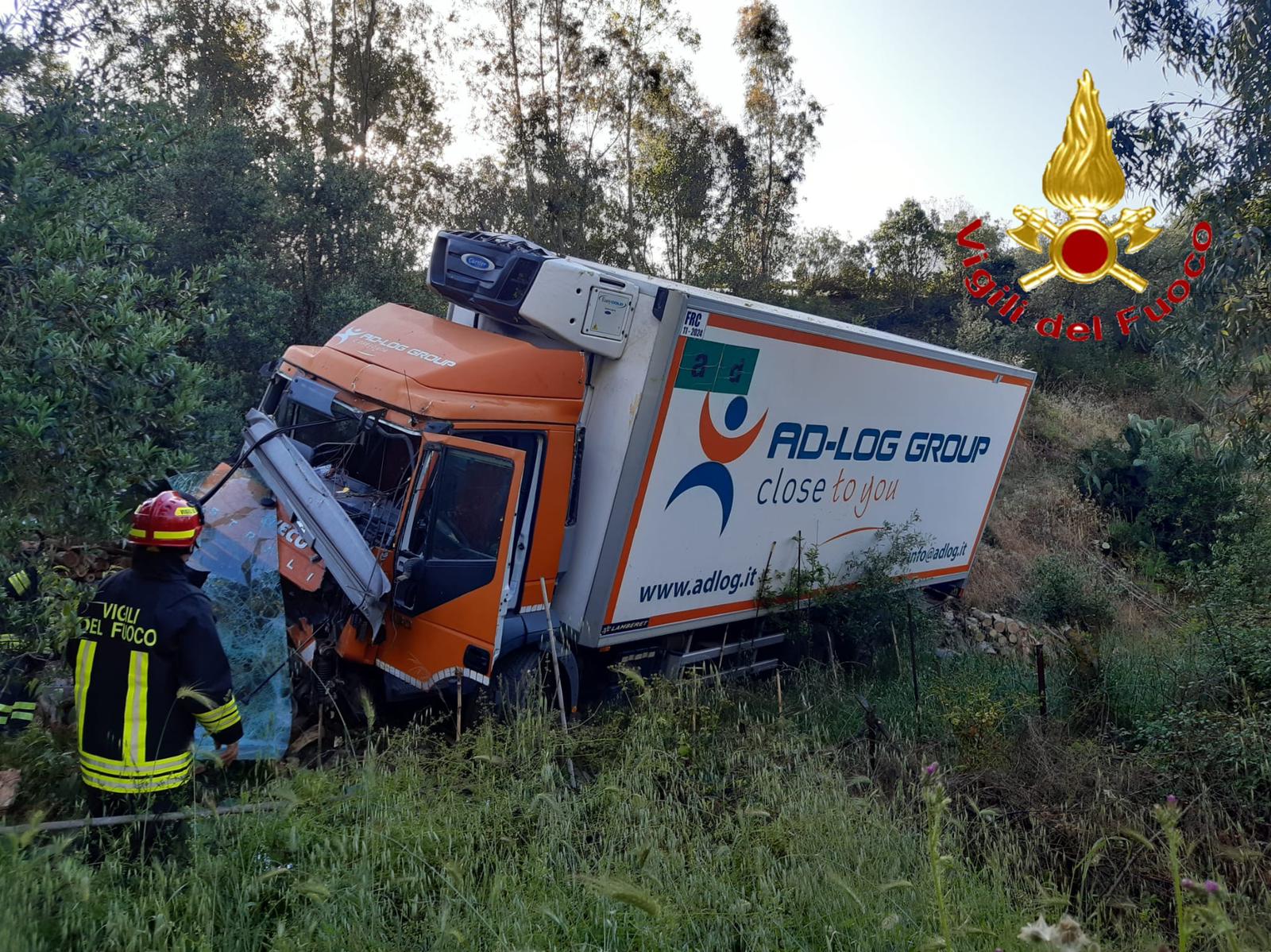 Camion precipita in una scarpata, paura sulla Ss 125: il guidatore finisce all’ospedale