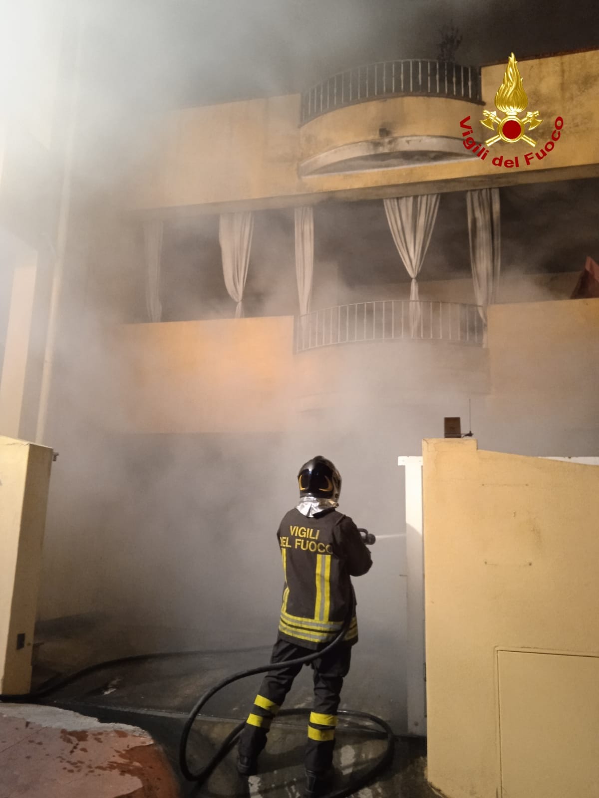 Sinnai, a fuoco 3 auto e una moto: evacuata una palazzina in via del Lentischio