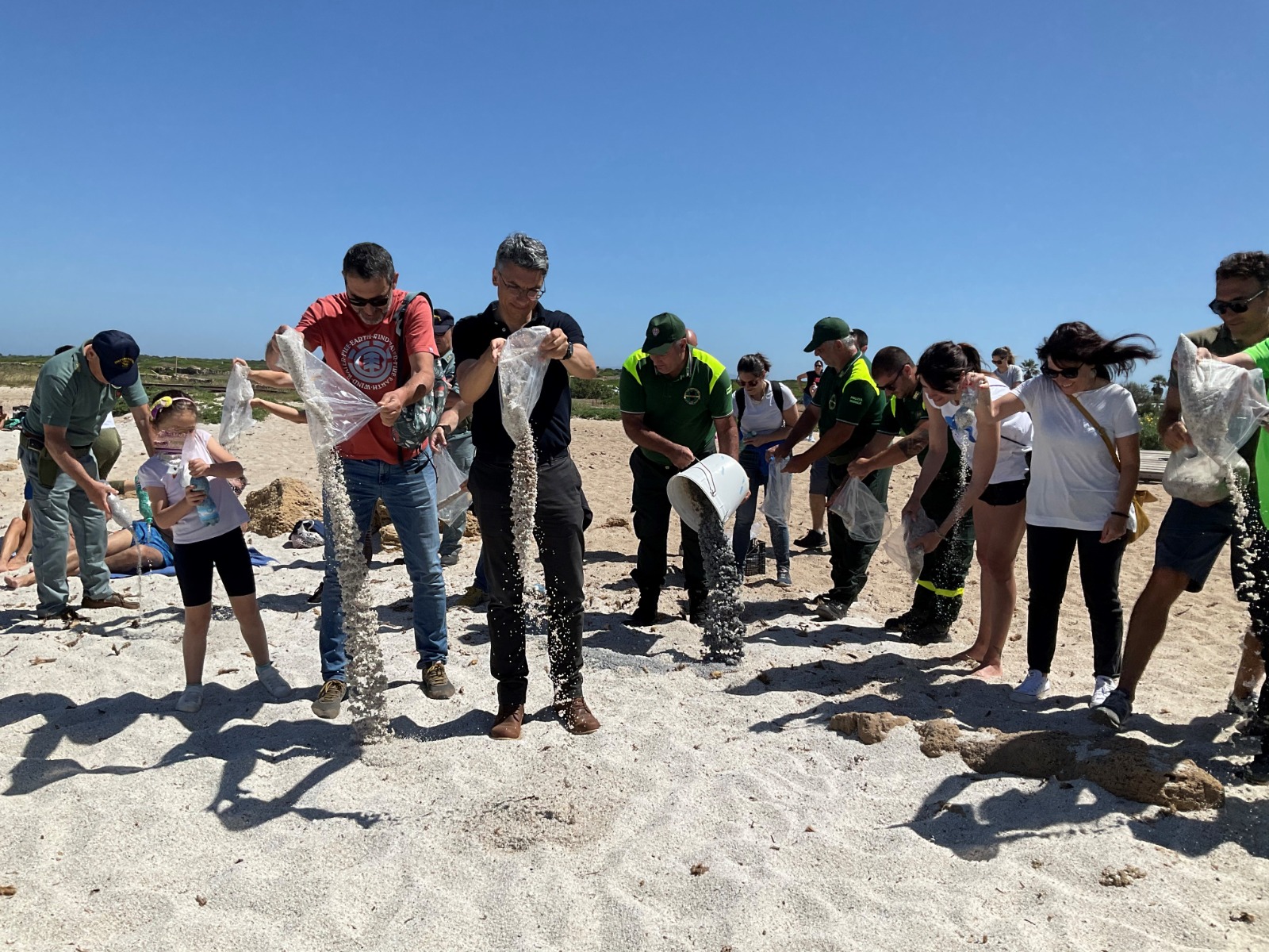 Cabras, 250 kg di sabbia e conchiglie riportati in spiaggia a Is Arutas