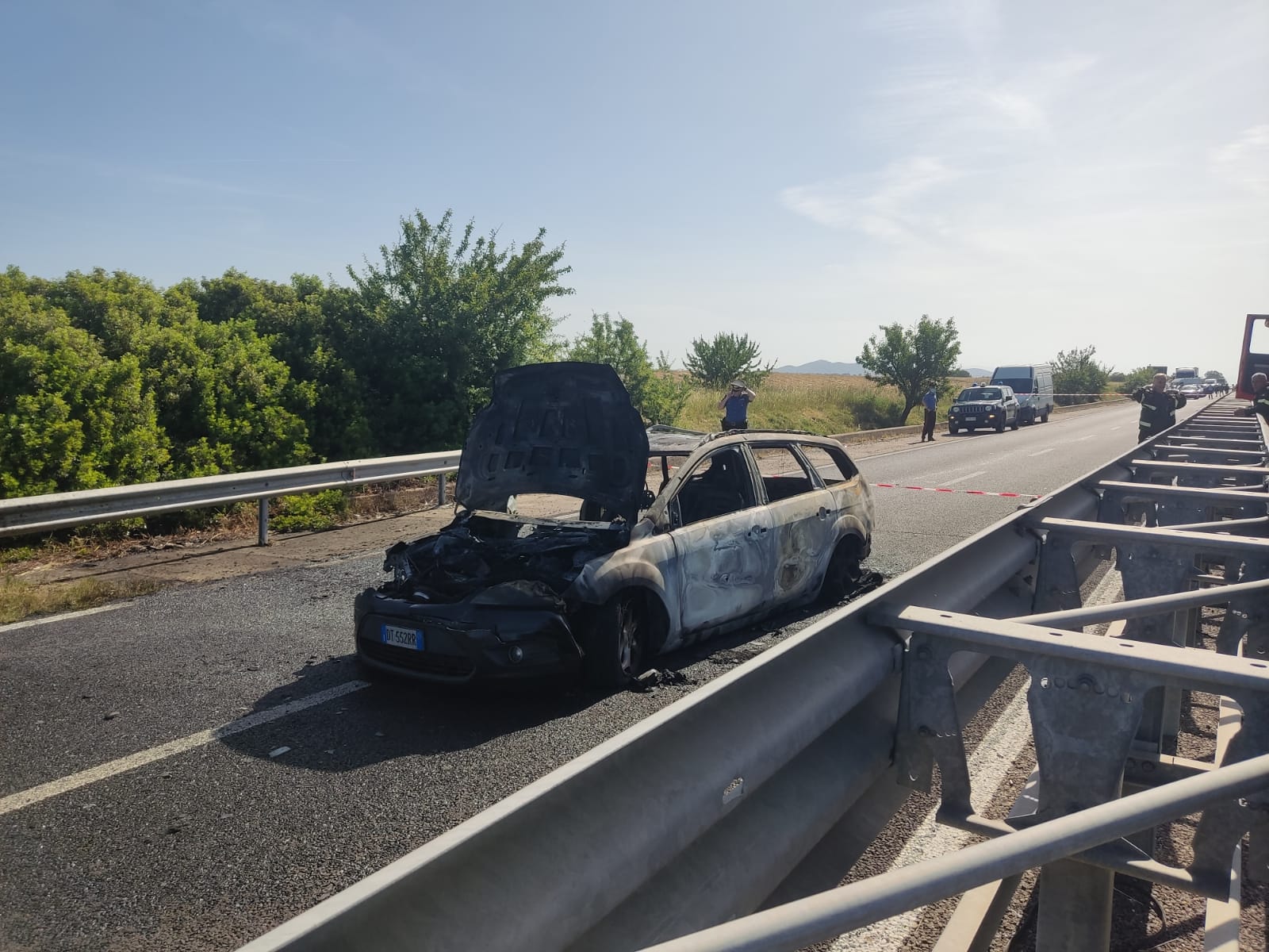 Tentata rapina a un portavalori sulla Ss 130 a Siliqua, i ladri fuggono dopo aver dato alle fiamme 2 automezzi