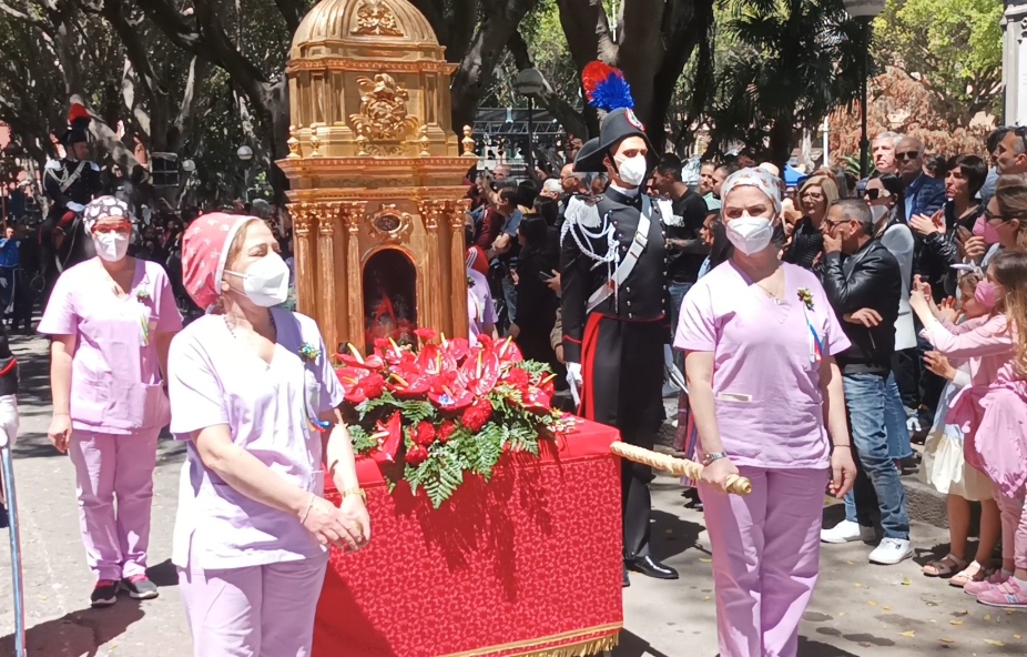 Cagliari, le reliquie di Efisio scortate dalle infermiere in lotta contro il Covid: “Tu puoi liberarci”