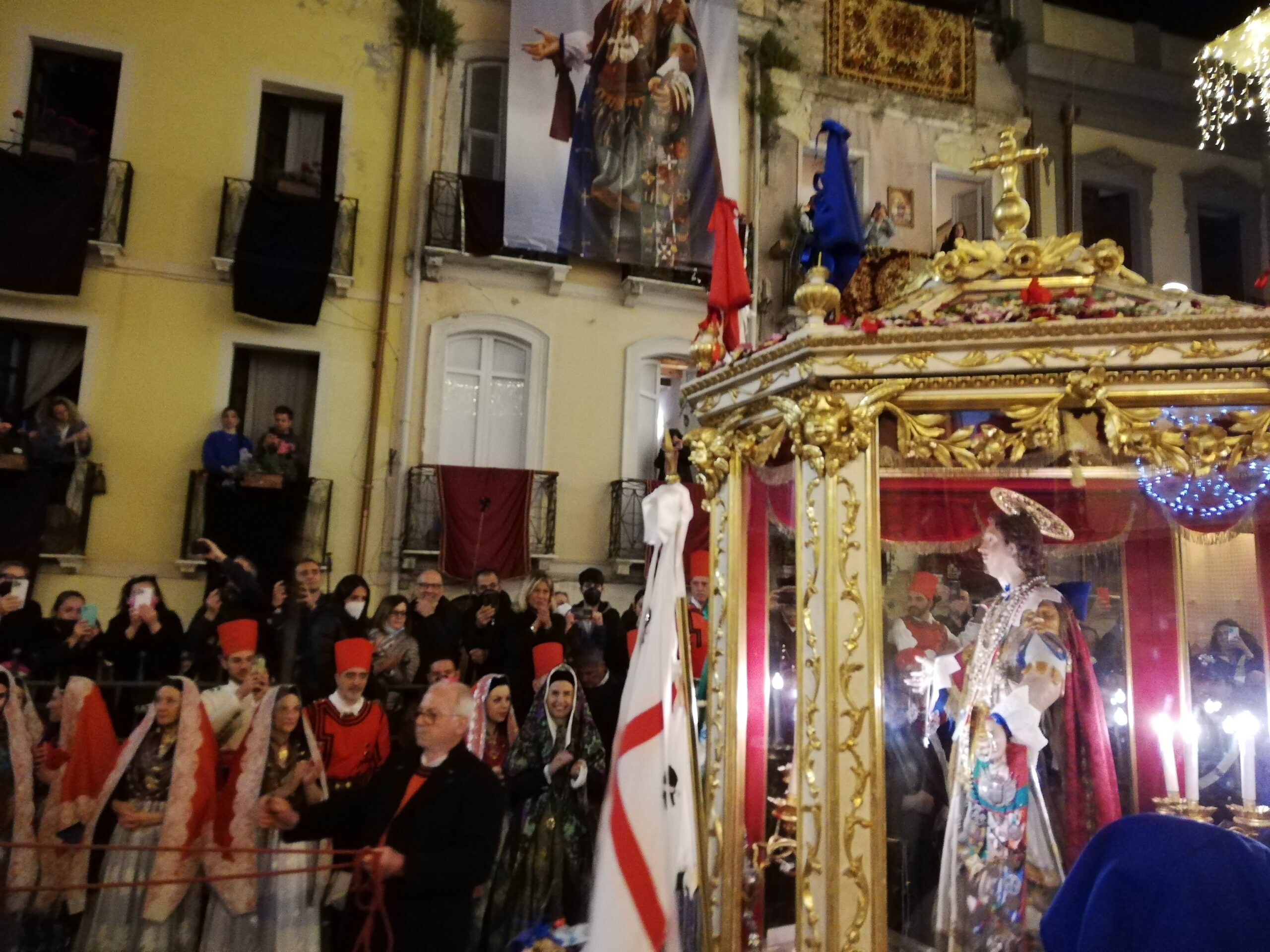 Sant’Efisio ritorna a Cagliari accolto dalla folla, festa e preghiere a Stampace: “Attrus annus senza Covid”