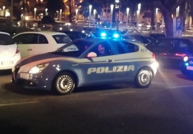 Cagliari, sangue in piazza Matteotti: un uomo aggredito e accoltellato al volto