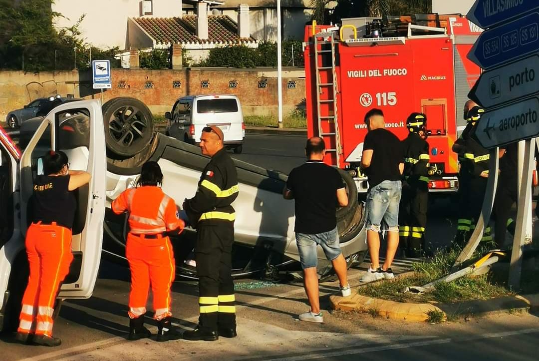 Quartu, un’auto si ribalta alla rotonda del Margine Rosso: coinvolta anche una moto