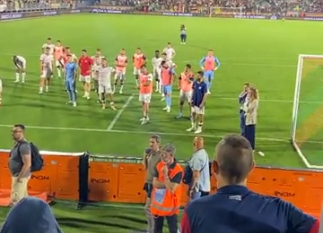 Disastro rossoblù, a Venezia i tifosi riempiono di insulti i giocatori: “Andate via da Cagliari”