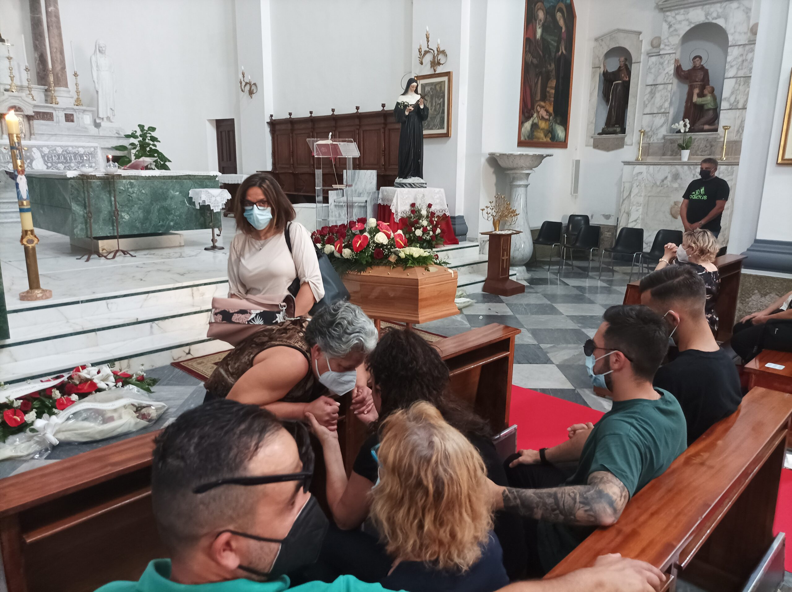 Quartu, fiumi di lacrime per l’addio ad Antonello Spissu: chiesa strapiena per l’ultimo abbraccio al ristoratore