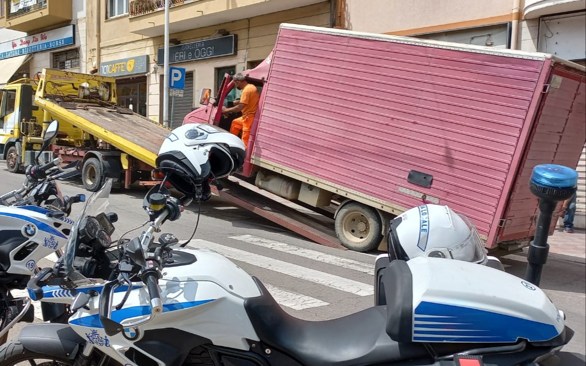 Cagliari, sorpreso a caricare sul camion la spazzatura di un negozio: Rom nei guai