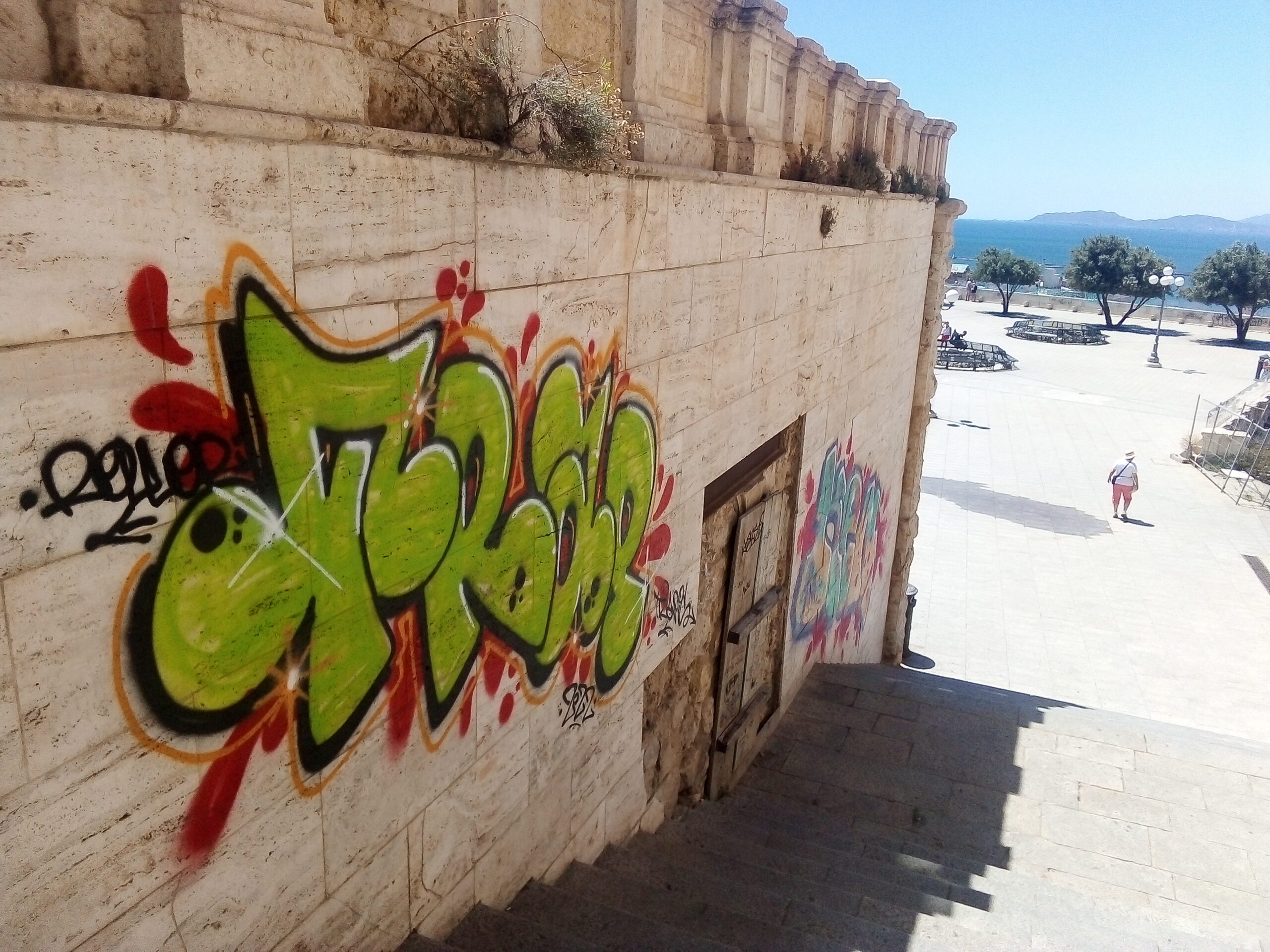 Vandali con lo spray colpiscono ancora il Bastione: “Ennesimo sfregio, con il Comune in silenzio”