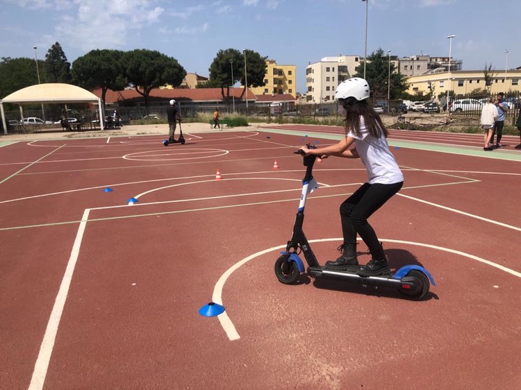 Gli studenti di Quartu a scuola di monopattino