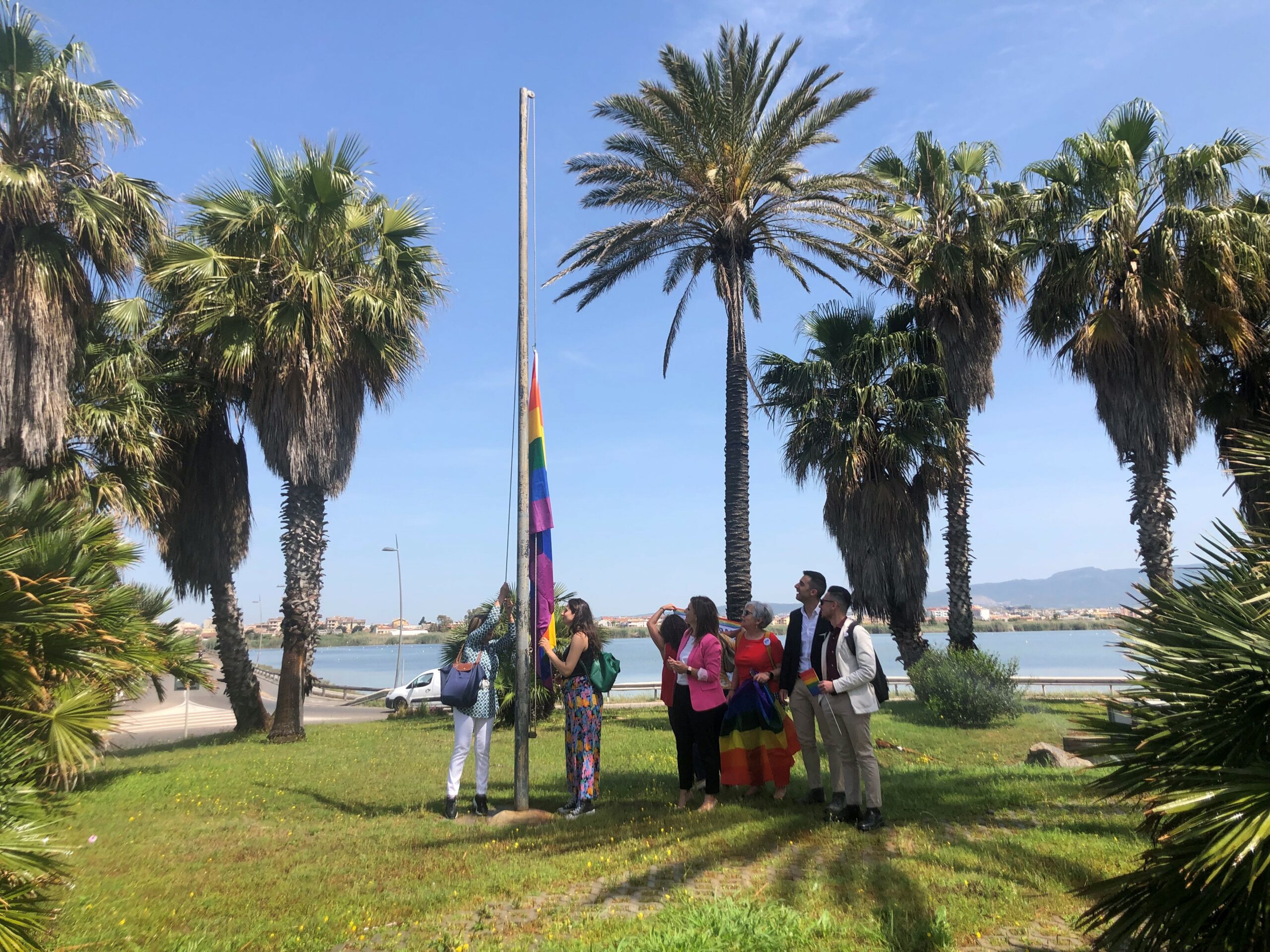 A Quartu sventolano le bandiere arcobaleno contro l’omofobia: “Così rimuoviamo tutti gli ostacoli”