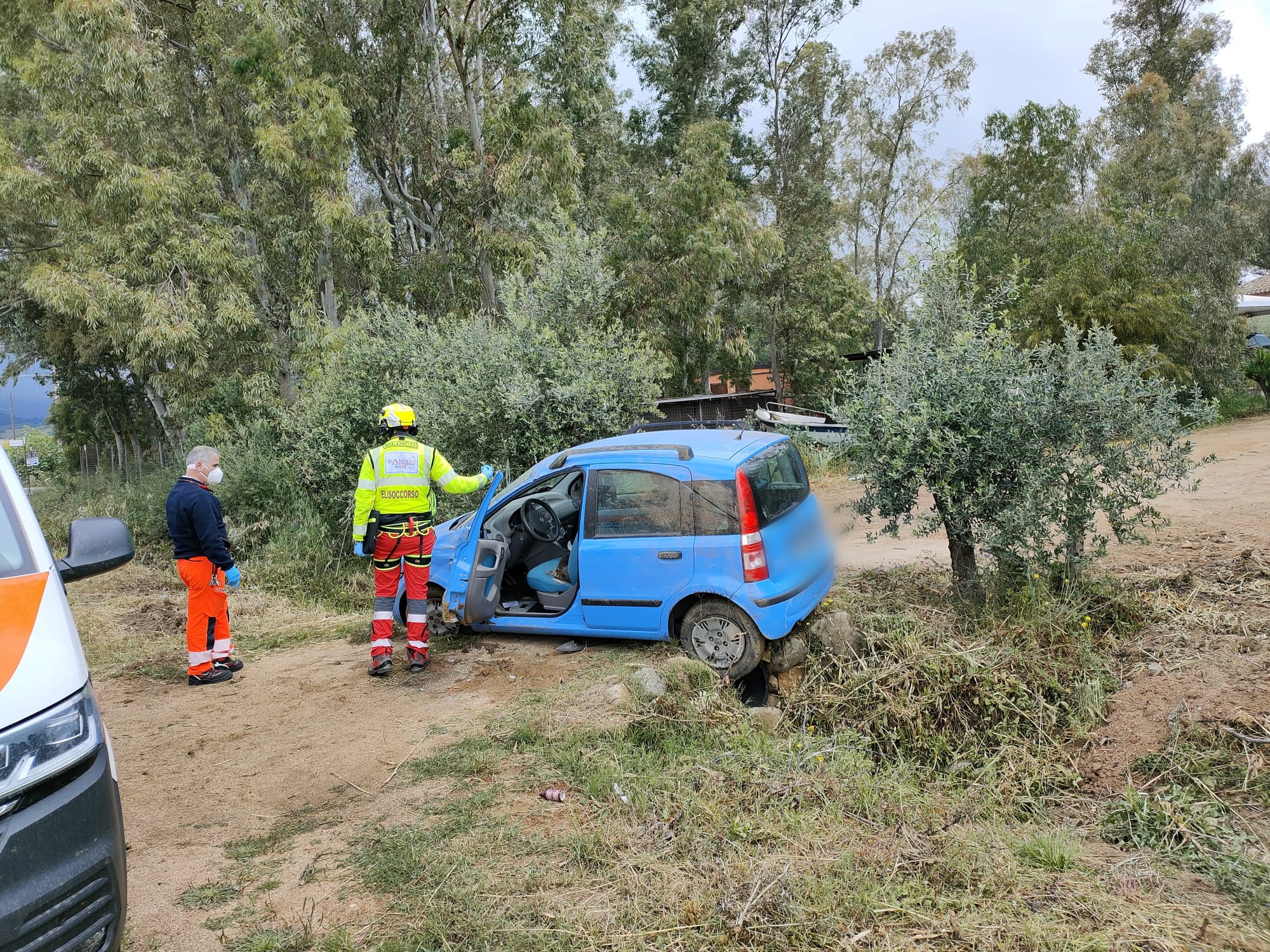 Castiadas, l’auto vola nella cunetta: 53enne gravissima al Brotzu, ferito anche il figlio