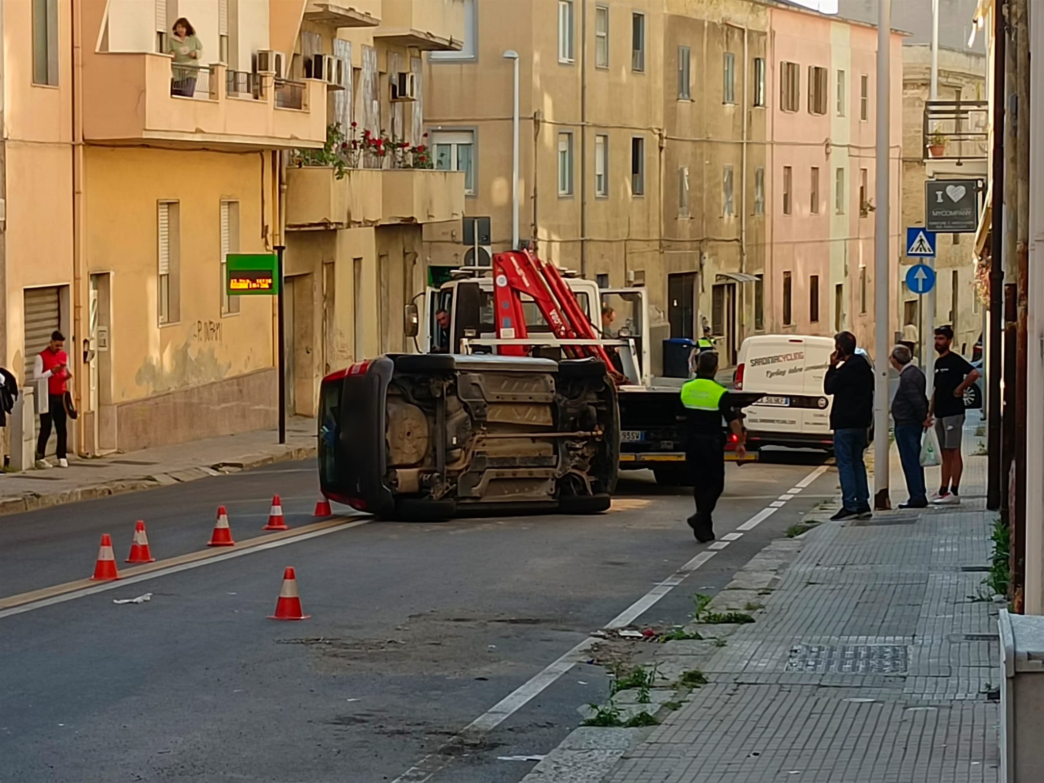 Cagliari, si ribalta da solo con l’auto in via Is Maglias: giovane finisce all’ospedale