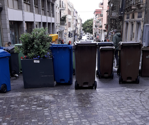 “L’ingresso tra il Corso e via Sassari bloccato dai mastelli dei ristoranti, il Comune di Cagliari cosa fa?”