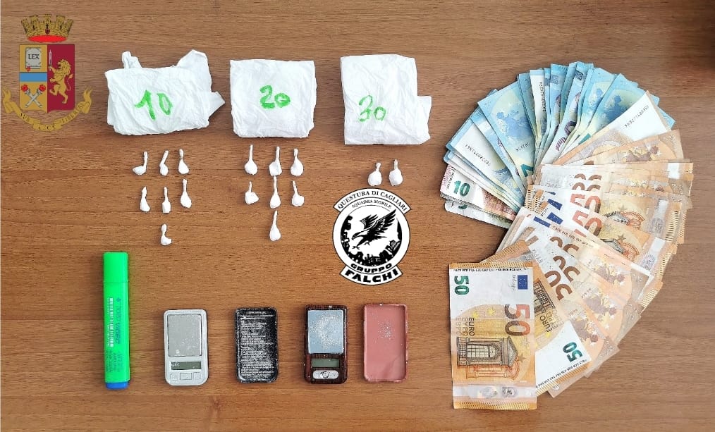 Cagliari, nascondeva la coca nella scala del palazzo: pusher arrestato a San Michele