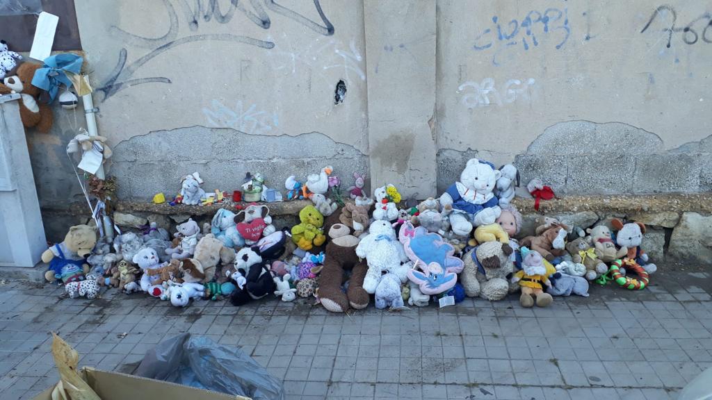 Cagliari, tragedia di via Cadello: pulito il luogo della memoria del piccolo Daniele