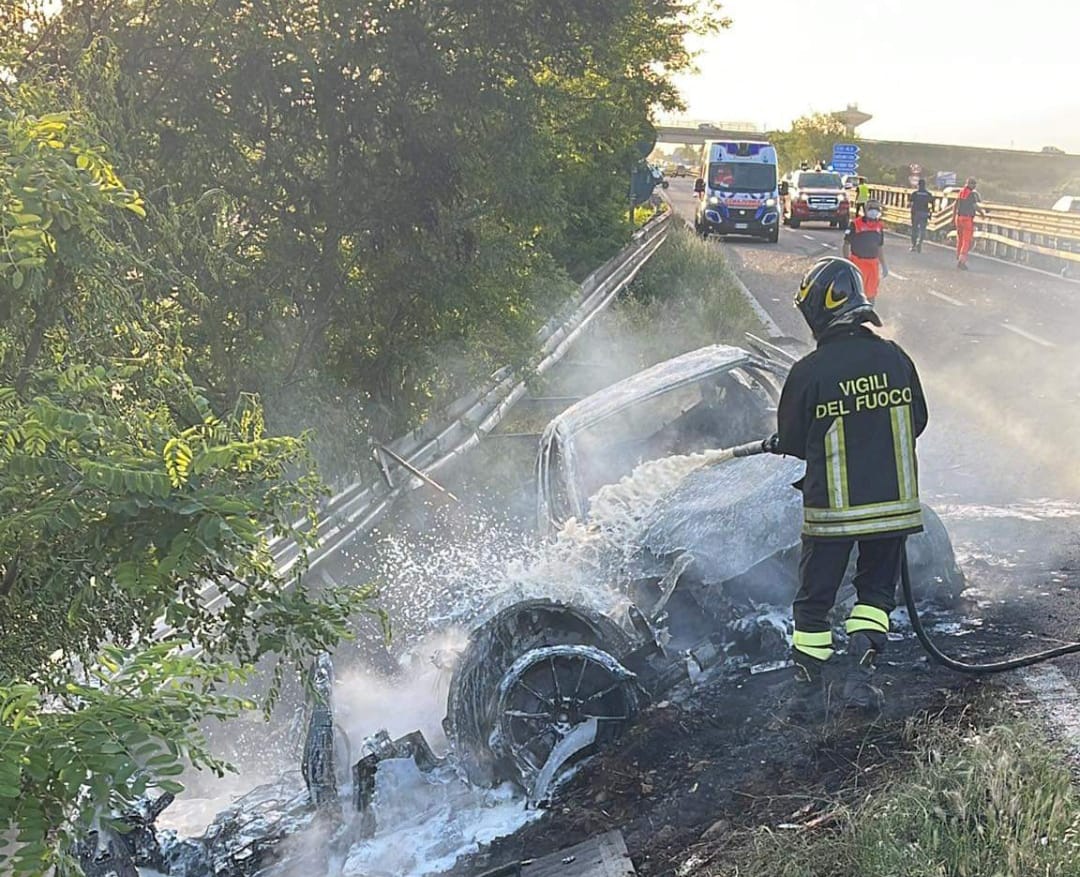 Tamponamento tra auto e camion sulla 130: 2 vetture distrutte dalle fiamme, strada chiusa a Elmas