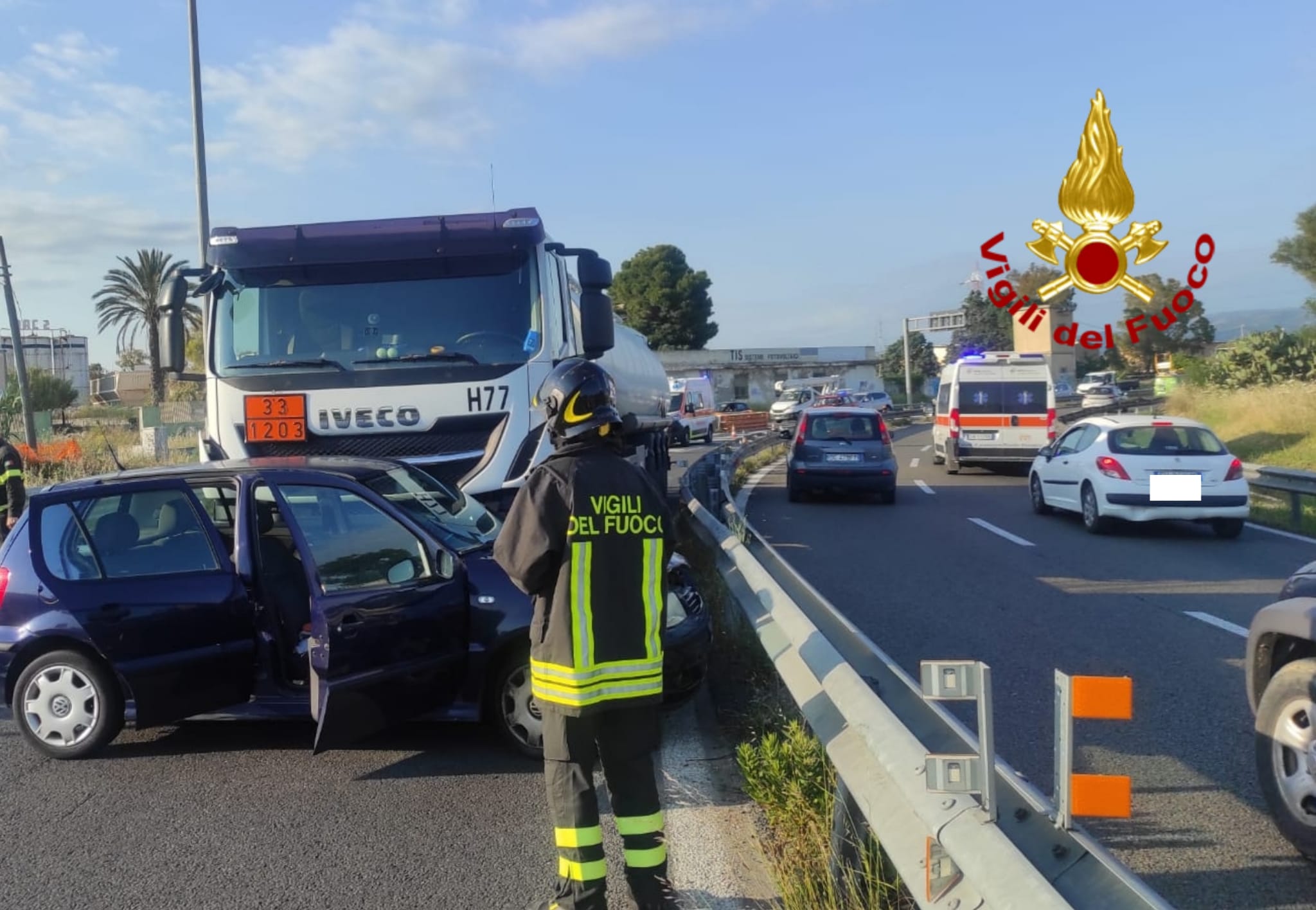 Paura a Selargius, frontale tra un’auto e un’autocisterna sulla 554: strada chiusa al traffico