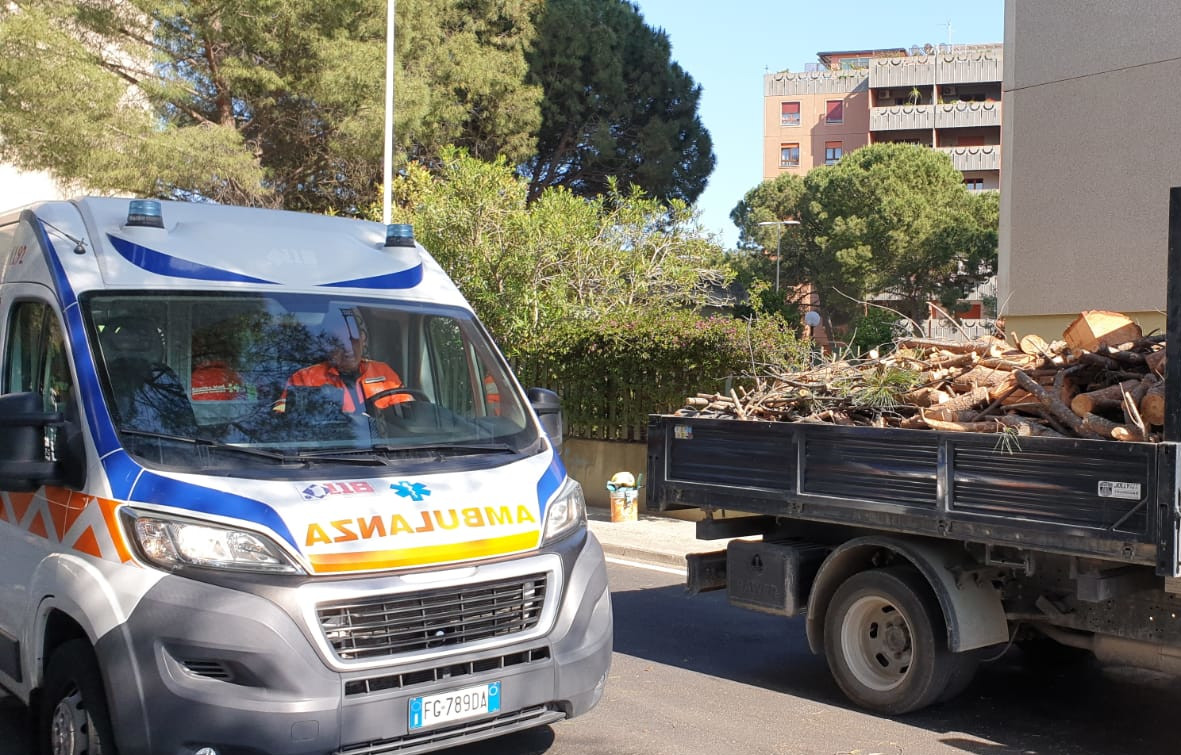 Selargius, follia in via Metastasio: auto pirata travolge un operaio e scappa