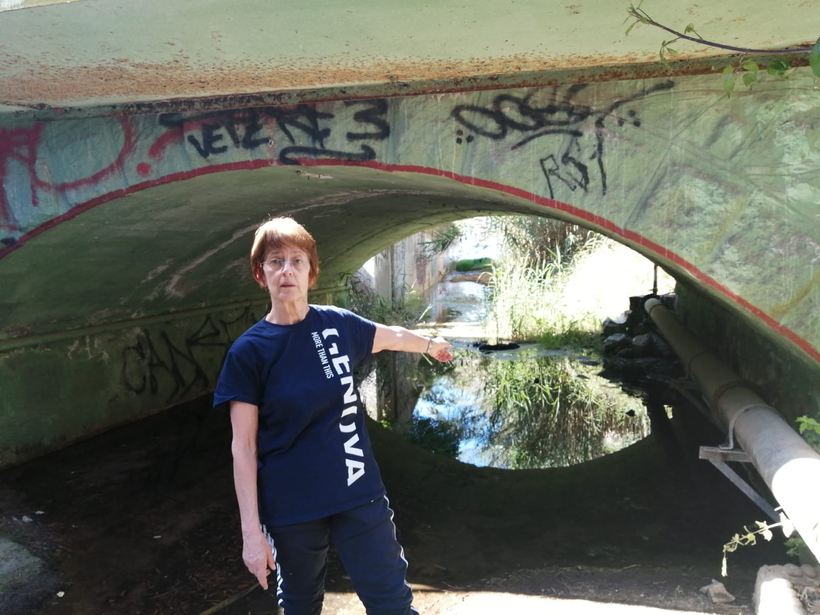 La palude ostruisce la strada per il mare a Quartu: “I turisti della mia casa vacanza non potranno passare”