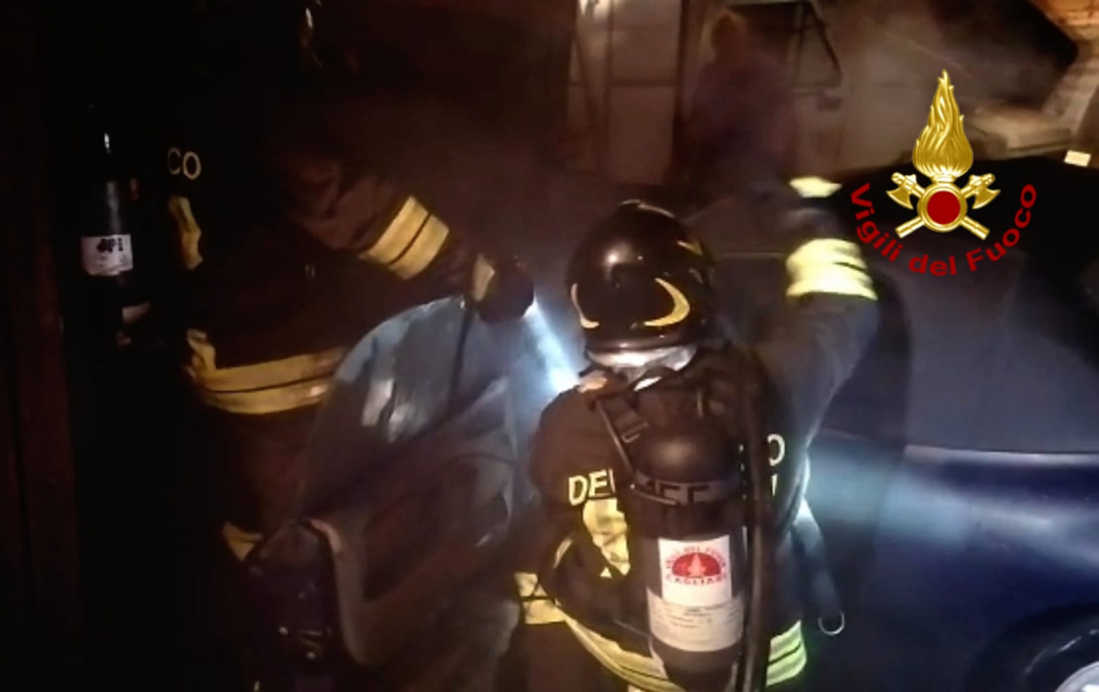 Paura nella notte a Quartu, auto e moto in fiamme in un cortile privato