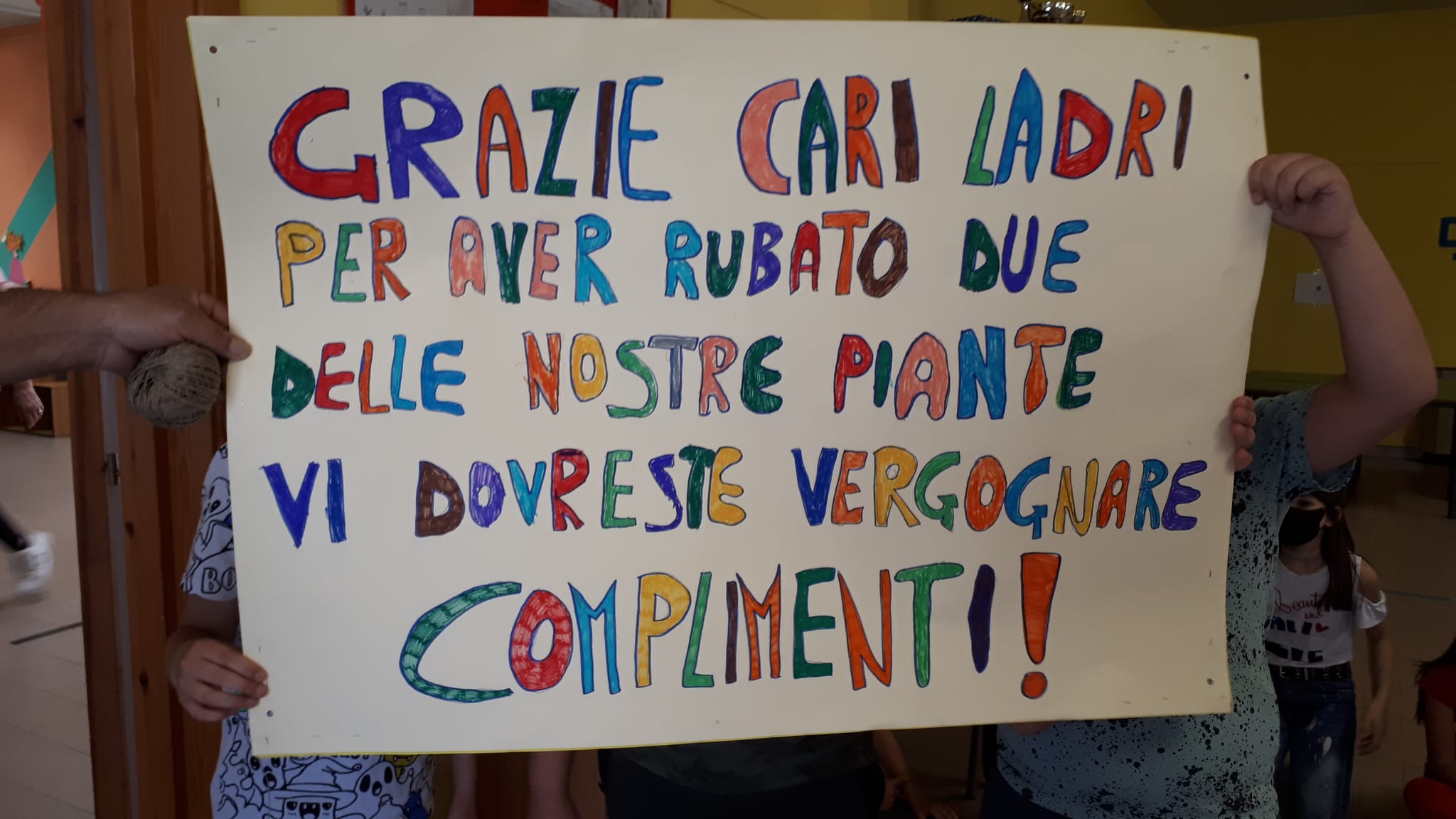 Vergogna a Quartu, rubati due alberi piantati dai bimbi in via Inghilterra: “Gesto ignobile”