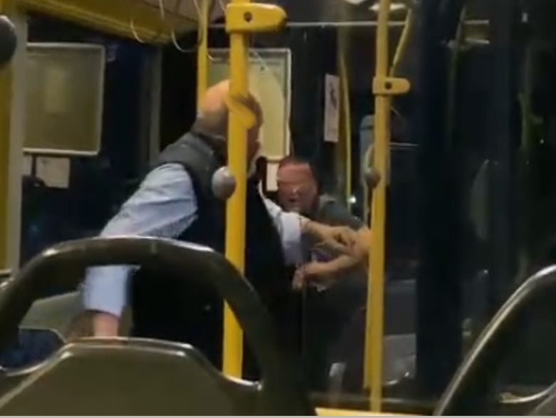 Monserrato, follia sul bus del Ctm: autista aggredito, volano pietre e pugni (VIDEO)