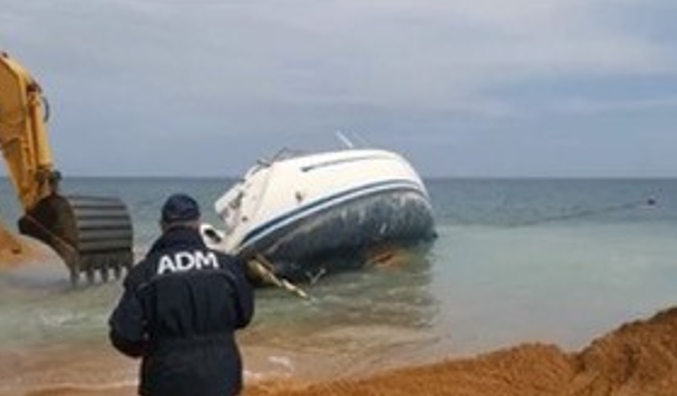 Sant’Antioco, demoliti 6 barchini usati dagli scafisti: “In 3 anni ne abbiamo distrutti 102”