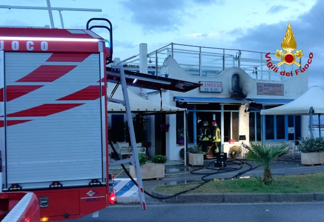 Paura a Calasetta, in fiamme un chiosco bar del lungomare