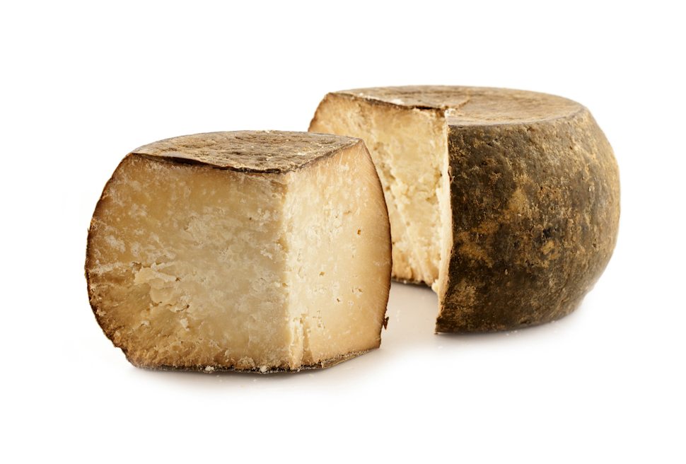 Pecorino generico marchiato come “Fiore Sardo”, scatta il blitz della Finanza: sequestrate 270 tonnellate di formaggio